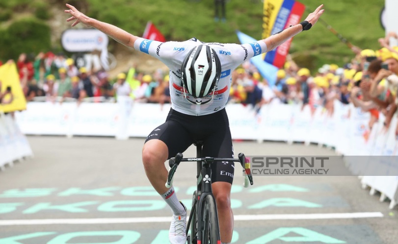 TOUR DE FRANCE 2023 TADEJ POGACAR STACCA VINGEGAARD SUL PRIMO ARRIVO