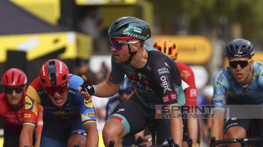 TOUR DE FRANCE 2023 SUI CHAMPS ÉLYSÉES FESTA PER JORDI MEEUS E JONAS