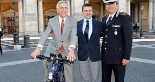 la-polizia-municipale-di-roma-in-sella-alle-ebike-per-controllare-le-strade-della-capitale-jpg