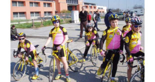 piccoli-ciclisti-da-dieci-anni-in-un-parcheggio-jpg