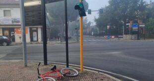 Semaforo crolla su ciclista a Santarcangelo