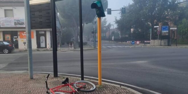 Semaforo crolla su ciclista a Santarcangelo